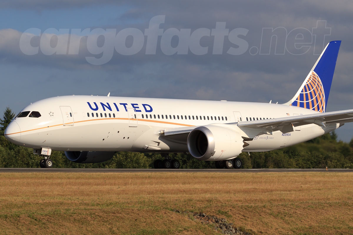 United Airlines 787-8