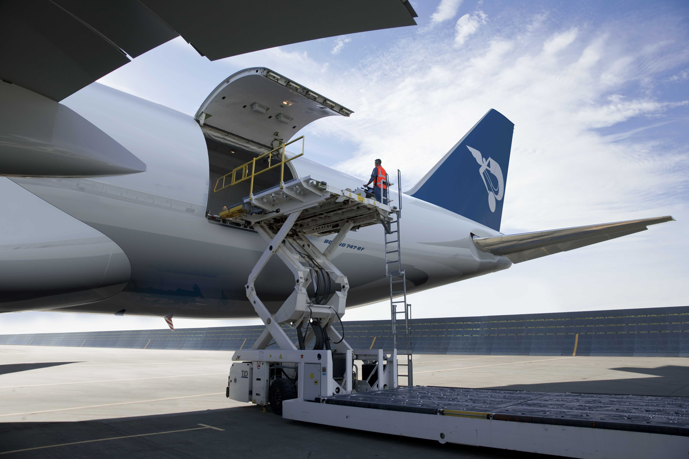 With the 747-8F on ACMI lease from Atlas Air and and its charter agreement with Cargolux, Panalpina offers five weekly scheduled trans-Atlantic round trips.
