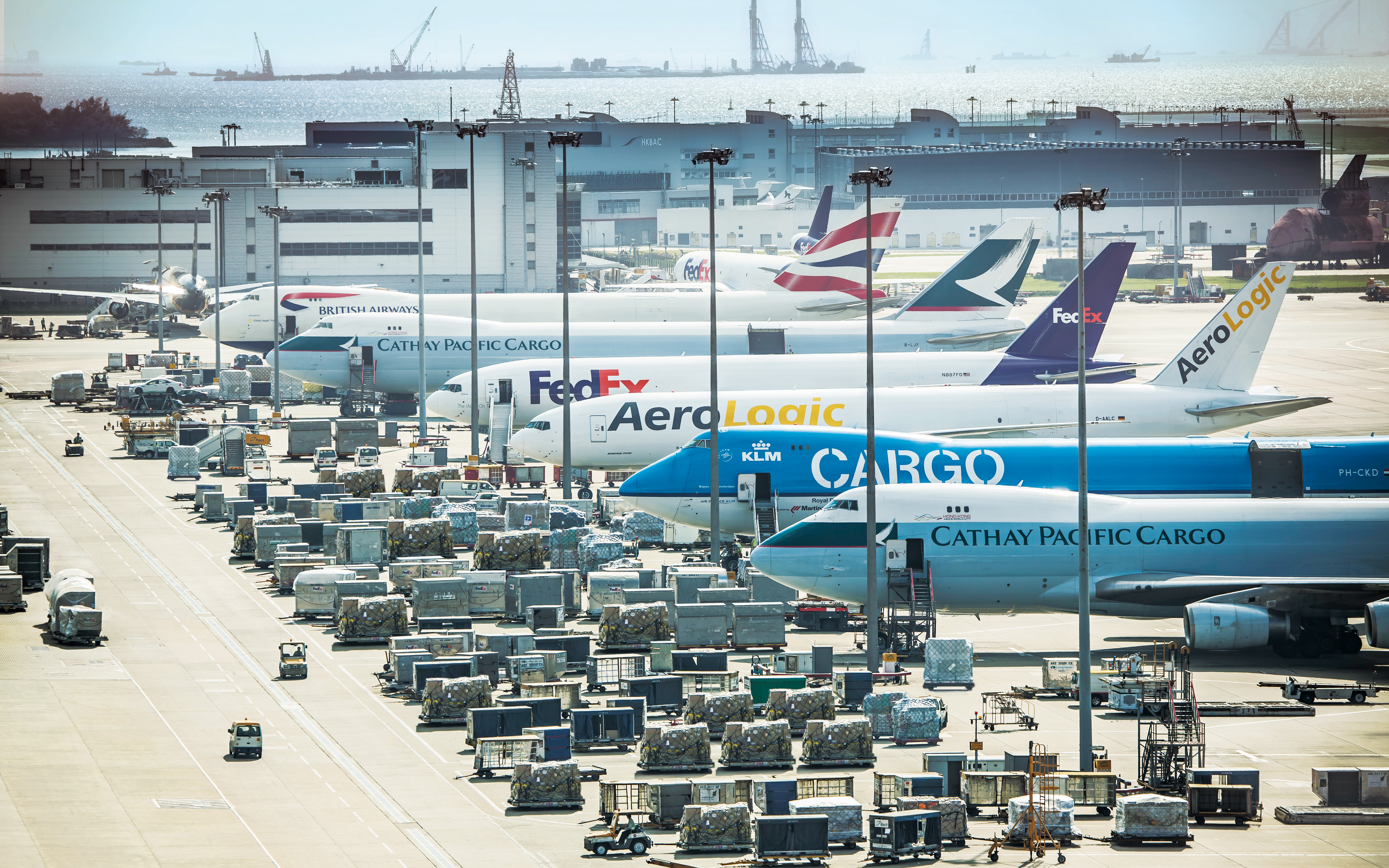 Грузовой аэропорт телефон. Hong Kong Air Cargo. Грузовой аэропорт Гонконга. Гонконг Интернешнл аэропорт. Аэропорт карго.