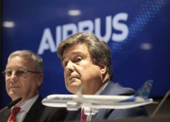 John Plueger, chief executive officer of Air Lease Corp., right, sits beside Christian Scherer, chief commercial officer of Airbus SE, during a media briefing during the 53rd International Paris Air Show at (Photo/Bloomberg)