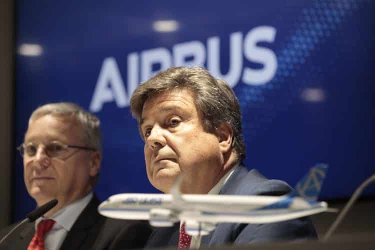 John Plueger, chief executive officer of Air Lease Corp., right, sits beside Christian Scherer, chief commercial officer of Airbus SE, during a media briefing during the 53rd International Paris Air Show at (Photo/Bloomberg)