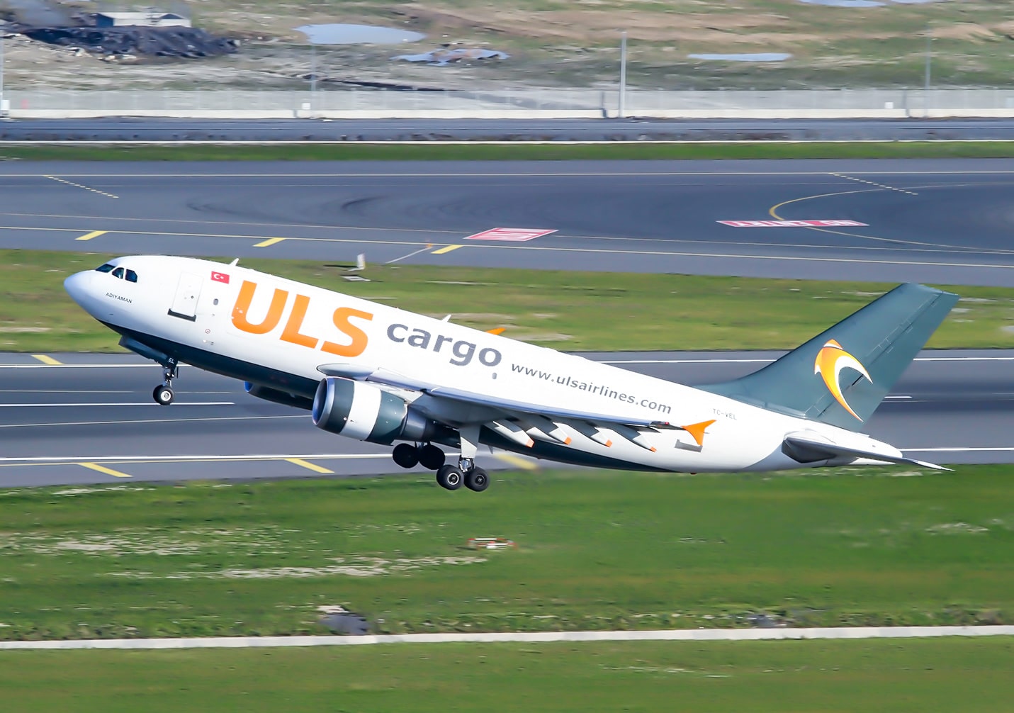 激レア！ULS Airlines Cargo A330-300F モデルプレーン ULS to add A330-300P2F pair in 2024 - Cargo Facts