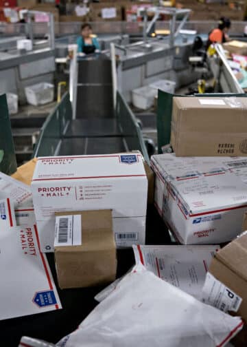 Packages on a conveyor belt
