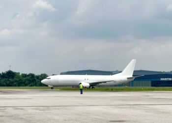 Sin-Kung Airways Boeing 737-400SF