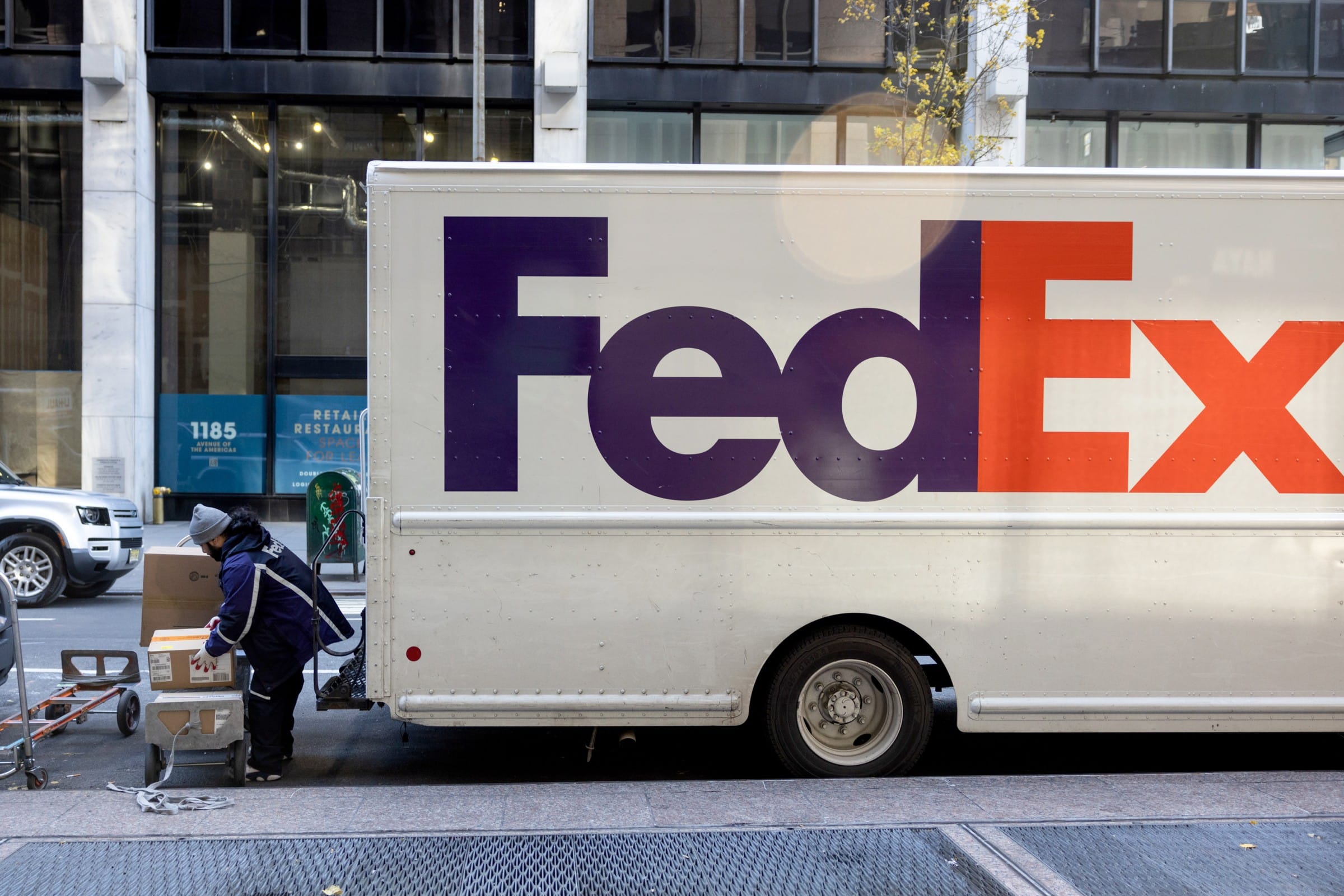 FedEx tops UPS in market value, becomes biggest US parcel firm - Cargo ...