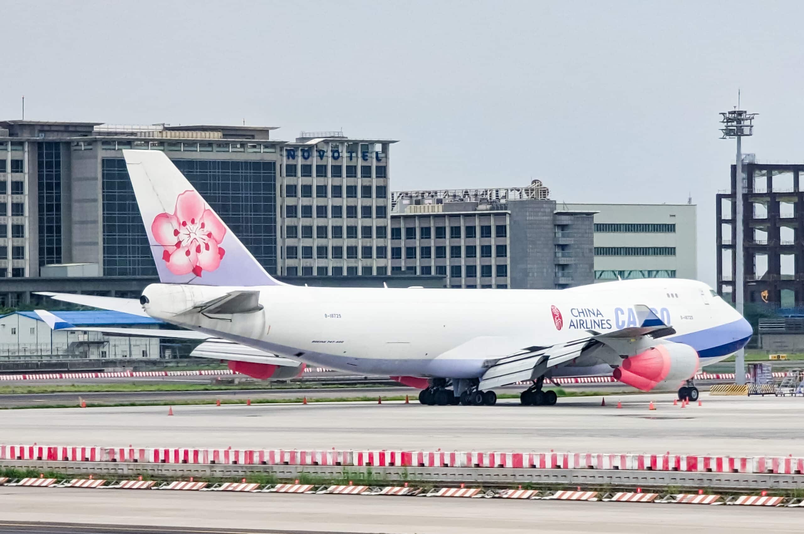 China Airlines to remove 4 more 747-400Fs in 2027